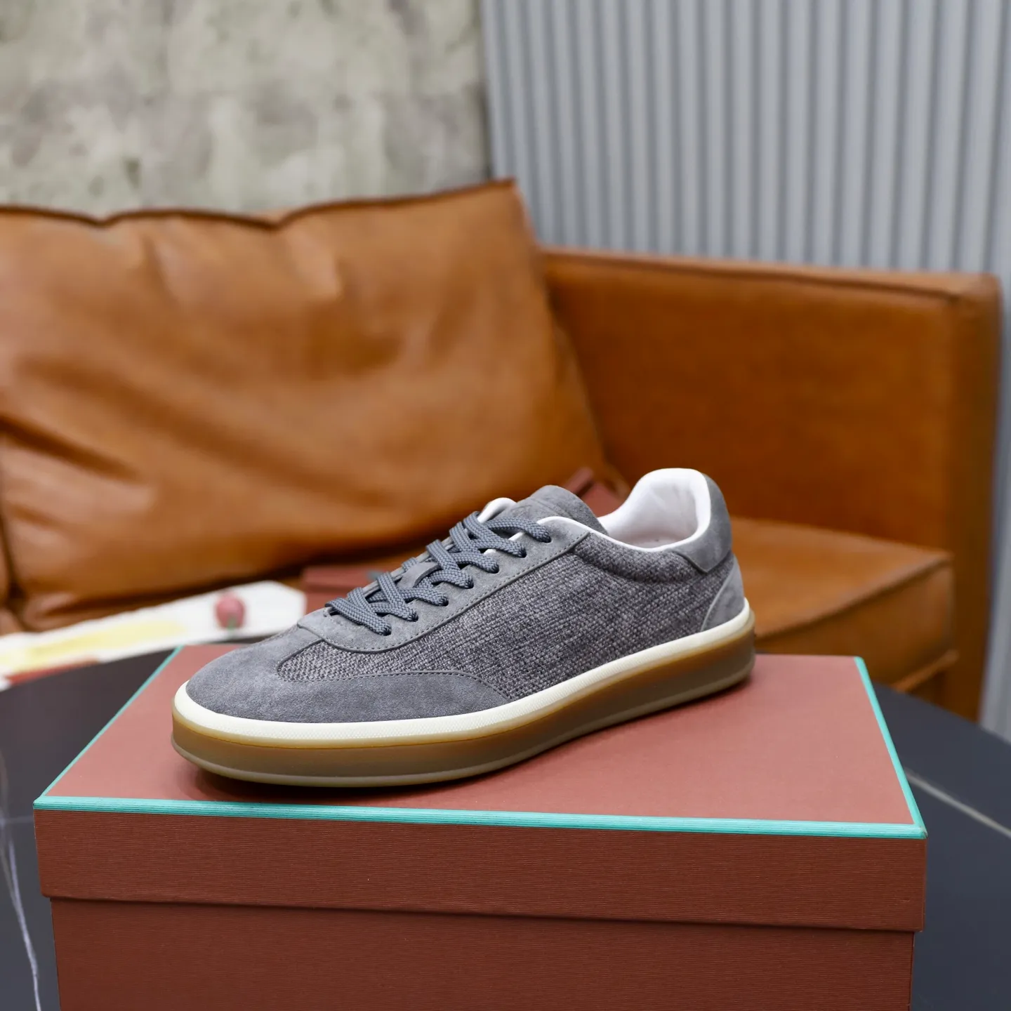 Ex-factory price: 540💰Loro Riana men’s moral training sneakers! Made from high-quality materials and designed in a low-cut silhouette, it offers an elegant and stylish look that's suitable for year-round wear. The unique double-layer sole aesthetic design, caramel cup-shaped outsole is decorated with off-white rubber trim, creating an attractive color combination. Pair with tailored pieces or jeans for a sophisticated yet casual look. The heel is decorated with soft cow leather tongue with Kummel color inserts and cotton laces with embossed LP logo. Upper: cow split suede stitching knitted fabric. Lining: original thickened soft sheepskin. Size: 38-39-40-41-42-43-44 (customized in 45.46)